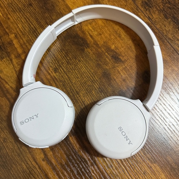 Sony White Wireless Headphones - Picture 1 of 2